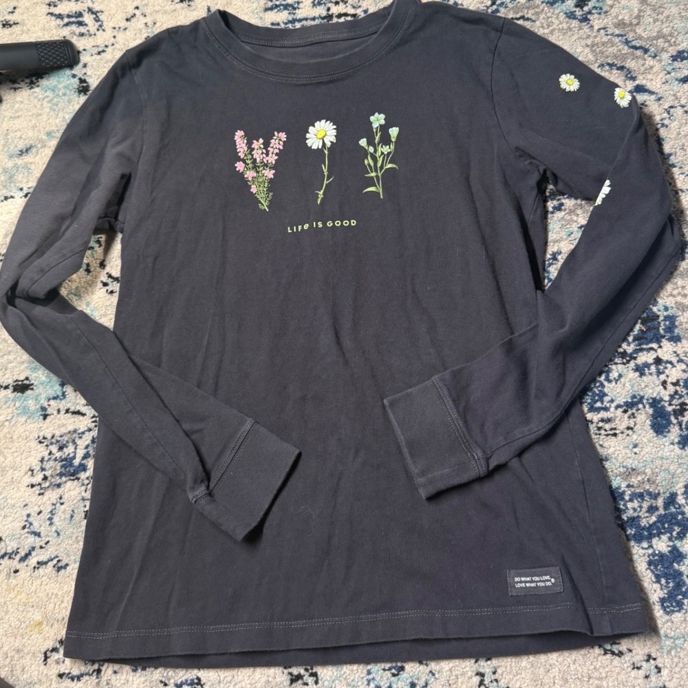 Life is Good Crusher Tee Womens Small Dark Gray Long Sleeve Floral Daisy Graphic